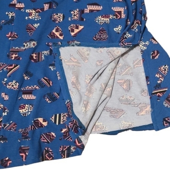 LuLaRoe Perfect Tee Crew Neck with Box Cuts On Sides and Geo Metric Design NWT - Picture 3 of 4